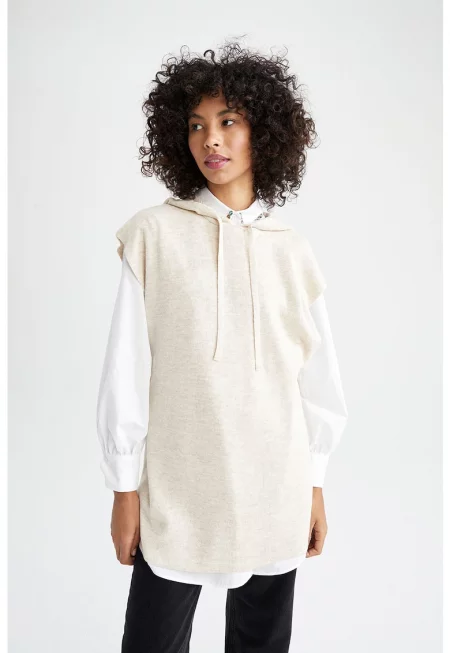 Плетен елек с качулка