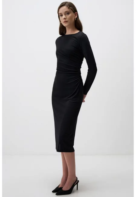 Прилепнала рокля с рюш - Черен