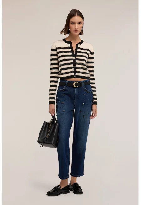 Скъсени прави дънки с апликации