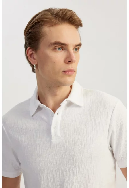 Тениска с яка и релеф