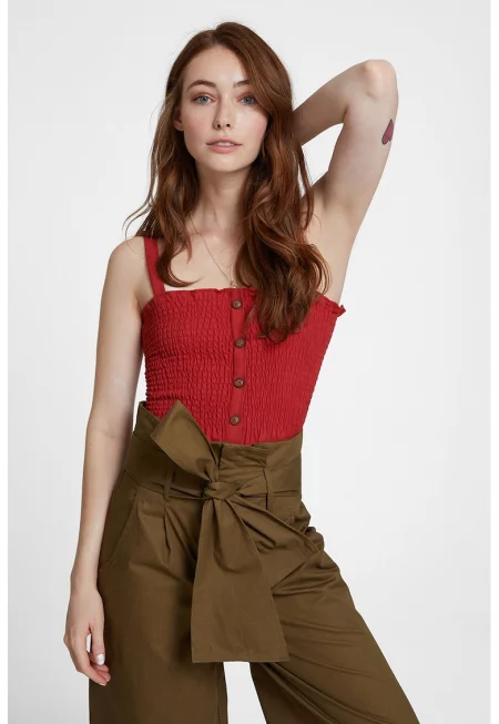 Топ с квадратно деколте и набрани зони