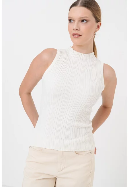 Топ с ниска яка