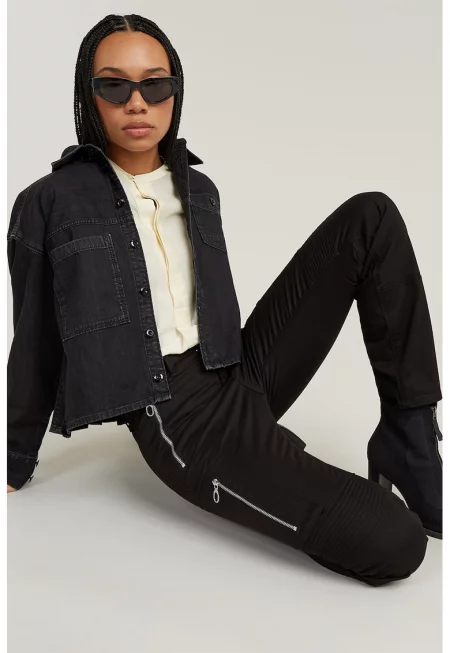 Вталени дънки с джобове с цип - Черен