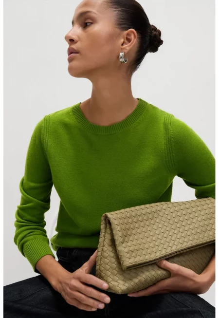 Фино плетен пуловер с овално деколте