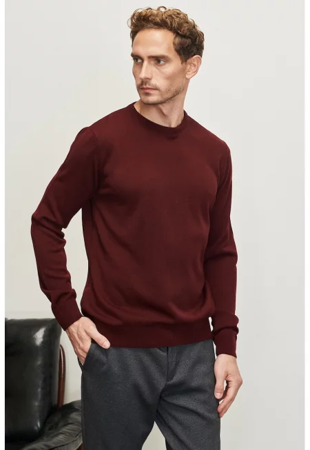 Фино плетен пуловер с овално деколте