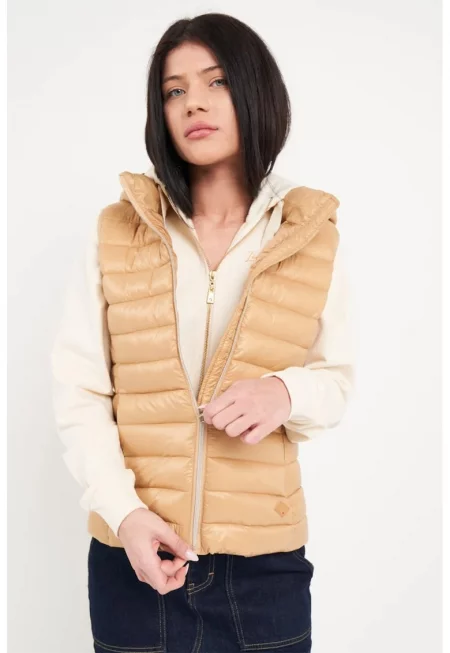 Капитониран елек с качулка - Бежов