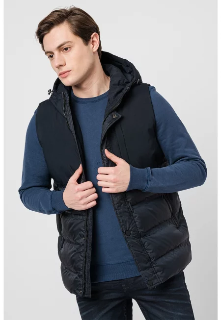 Капитониран елек с качулка