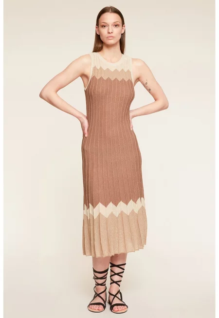 Плисирана рокля с бляскав ефект