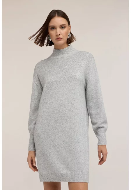 Рокля-пуловер с вълна с висока яка