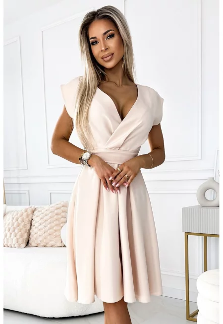 Широка рокля с деколте и колан - - Бежов