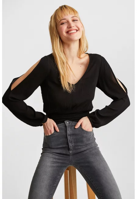 Шпиц блуза с отвори