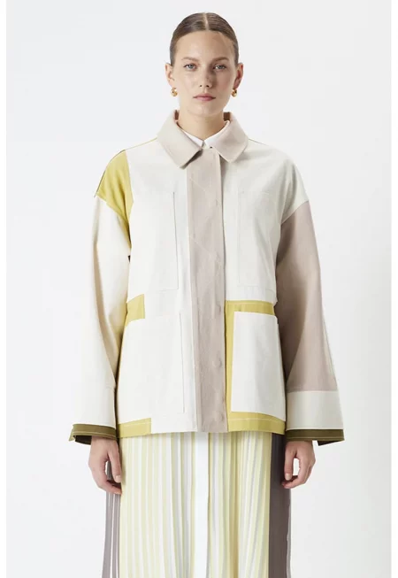 Свободно яке с уголемени джобове