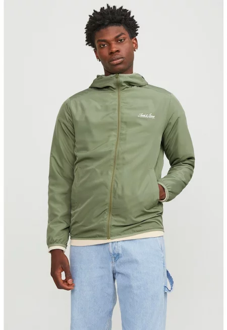 Яке с джобове встрани