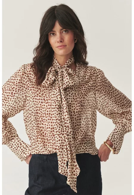 Блуза на точки с панделка на яката