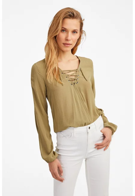 Блуза с отвор на ръкавите