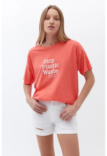 Къса тениска с овално деколте и надпис