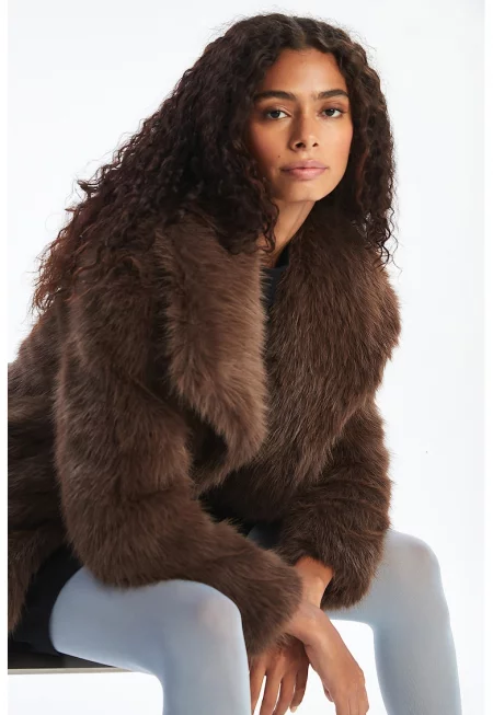 Късо палто от еко пух