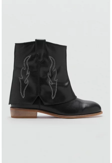 Кожени боти с бродерии