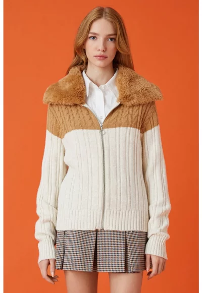 Плетена жилетка с цип и остра яка