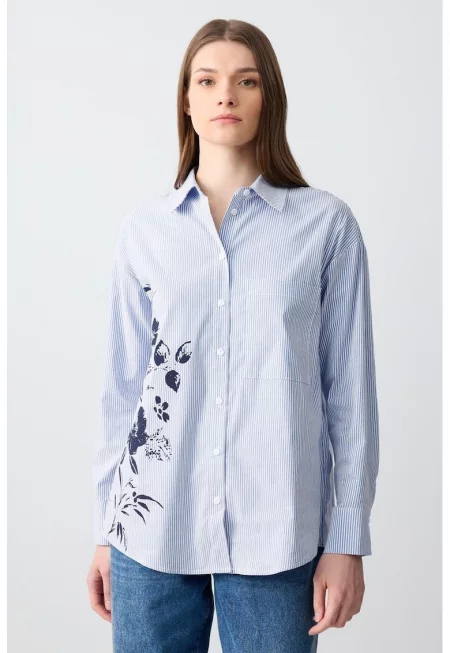 Раирана риза с флорален принт - Бял/Пастелносин/Ултрамарин синьо