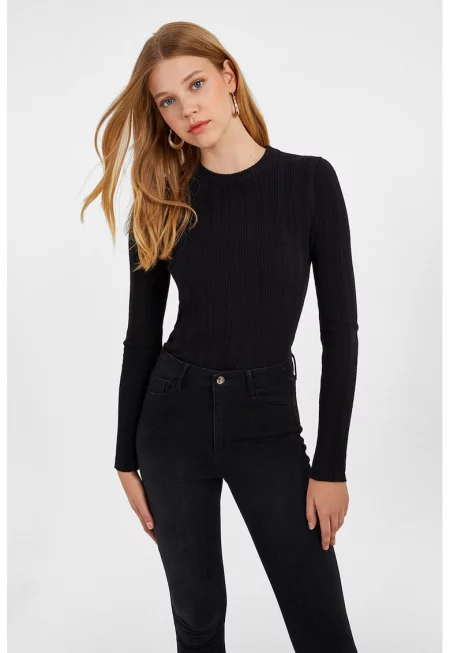 Рипсен пуловер с овално деколте