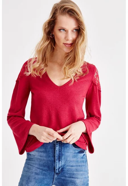 Шпиц блуза с разкроени ръкави и бродерии