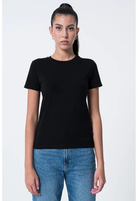 Слим тениска с овално деколте