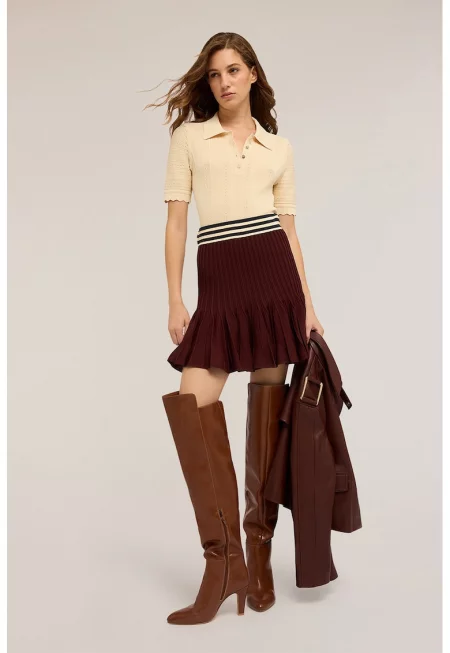 Слим тениска с яка и вълнообразни краища