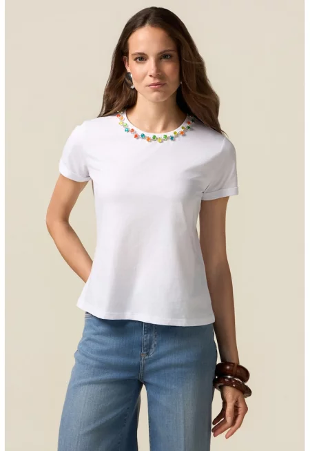 Тениска с декоративни камъни на деколтето - Бял