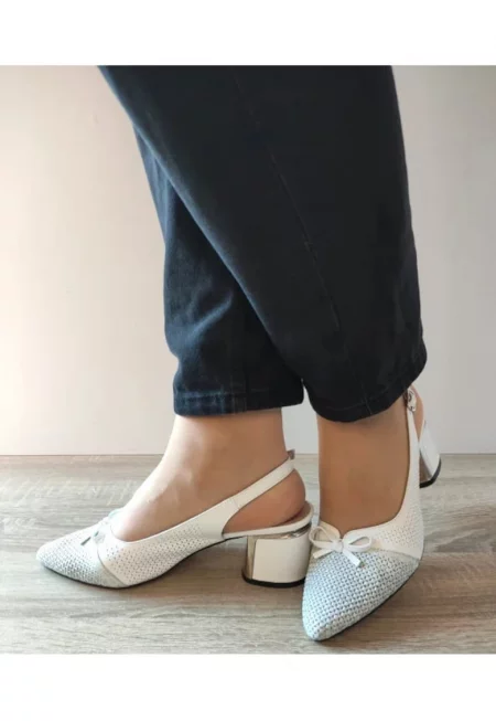 Дамски ежедневни обувки с изрезки  049 563 Бели със сребристо - Бели