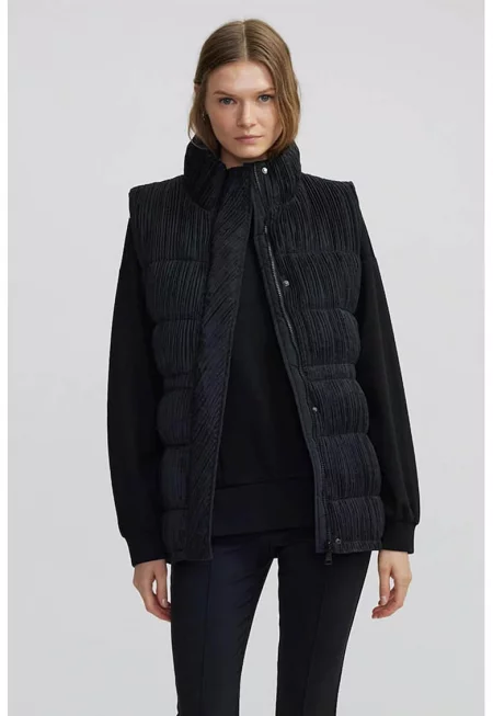 Капитониран елек с релеф