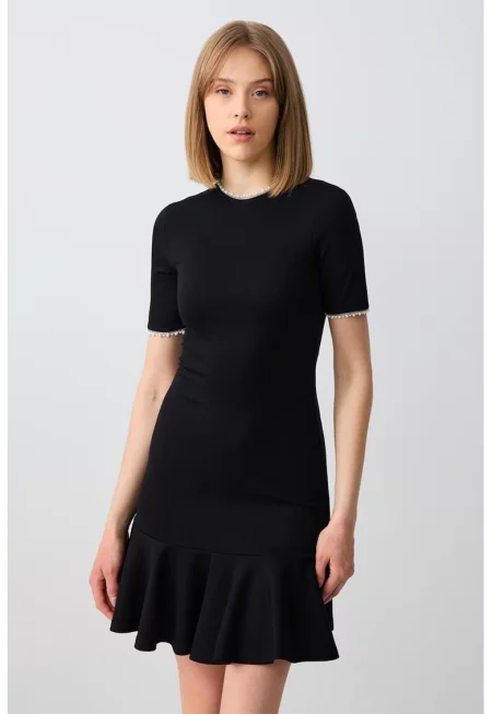 Къса вталена рокля с набран подгъв - Черен