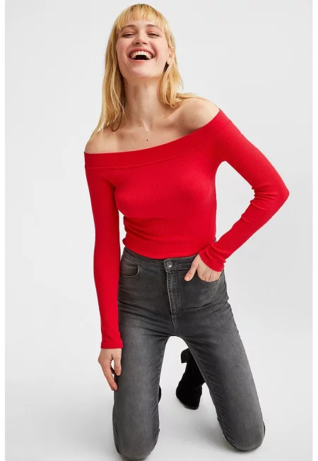 Рипсена блуза с голо рамо