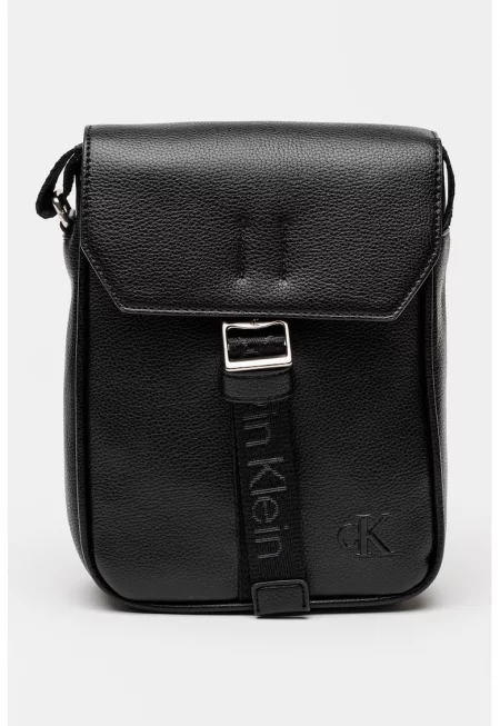 Чанта през рамо от еко кожа с капаче - Черен