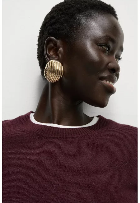 Фино плетен пуловер с овално деколте