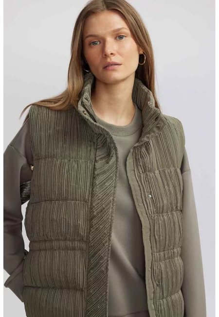 Капитониран елек с релеф