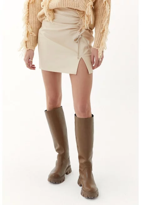 Къса пола с предна цепка - Крем
