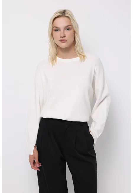 Пуловер с овално деколте