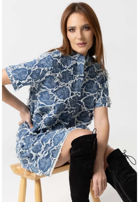 Rochie mini din denim deschis cu broderie florală și franjuri - Бежов
