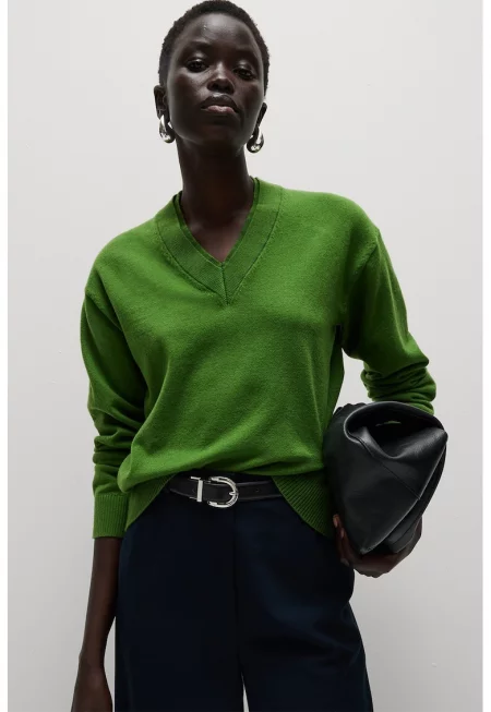 Шпиц пуловер с вълна