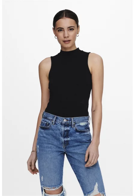 Топ с ниска яка