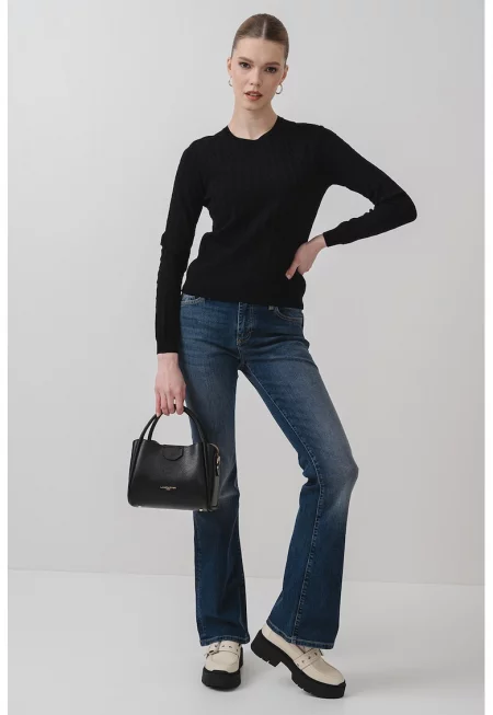 Фино плетен пуловер с овално деколте - Черен