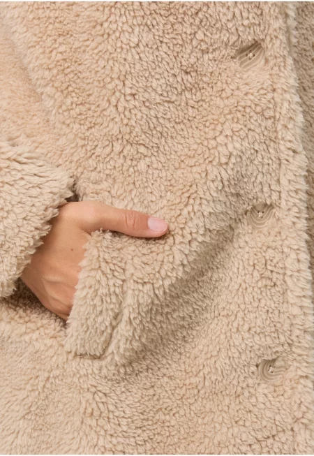 Пухено палто със скосени джобове