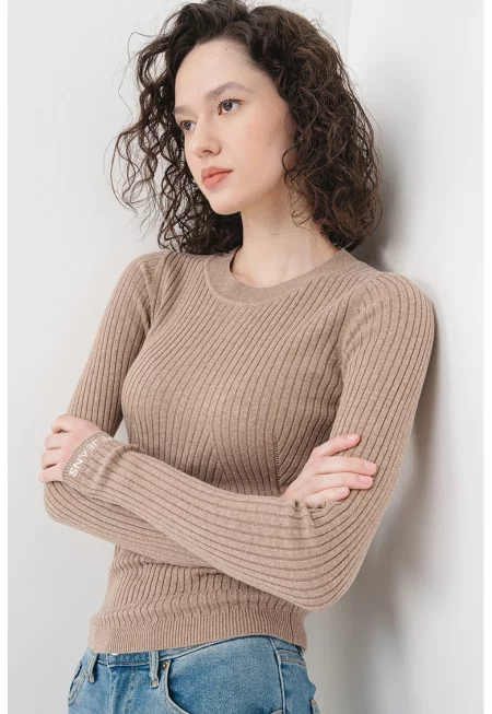 Пуловер с овално деколте