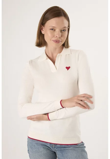 Пуловер с яка и контрастен подгъв