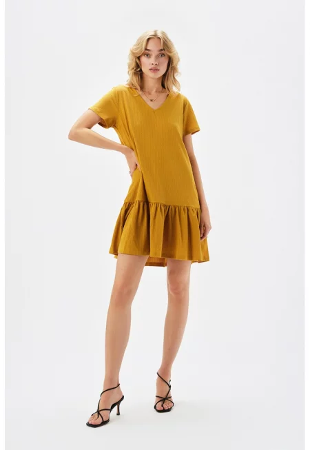 Разкроена рокля с къси ръкави