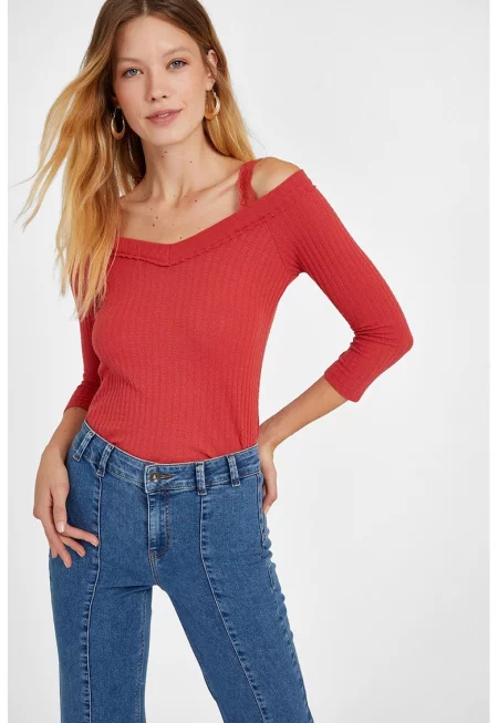 Слим пуловер с голи рамене и 3/4 ръкави