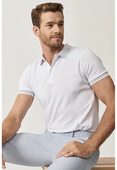 Вталена тениска с яка и цепка с копчета - Бял