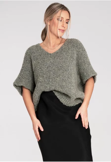 Зелен пуловер  с букле - къс ръкав - свободна кройка - за студени дни - един размер