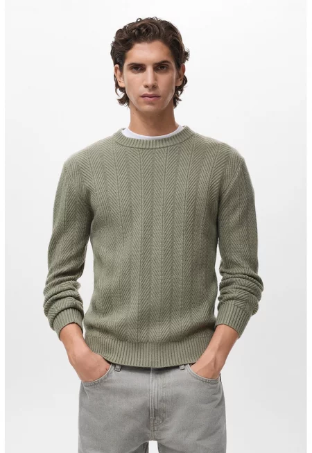 Релефен пуловер с овално деколте